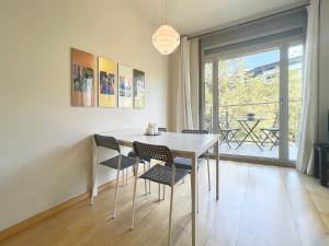 comedor con mesa blanca y sillas en Stay U-nique Apartments Venecuela, en Barcelona