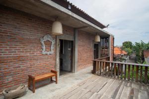 Rumah Paros & Gallery的阳台或露台