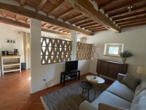 sala de estar con sofá y mesa en Casa le Querce, en Castiglione del Lago