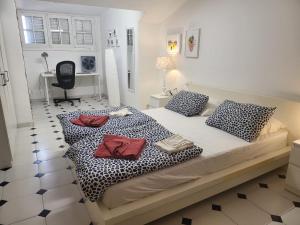 una camera da letto con un letto grande con asciugamani sopra di Sunny Holidays in Casa Familiar Playa La Arena a Puerto de Santiago Altre 46 foto