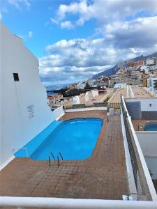 una piscina sul tetto di un edificio di Sunny Holidays in Casa Familiar Playa La Arena a Puerto de Santiago