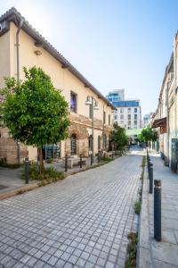 een geplaveide straat in een stad met gebouwen bij Violin Glam Apartments by BiNoBi! in Thessaloniki