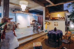 una stanza con tavolo e sedie in una stanza di Rumah Paros & Gallery a Sukawati