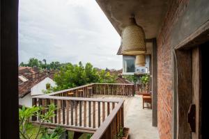 Rumah Paros & Gallery的阳台或露台