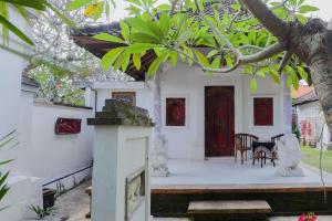 Rumah Paros & Gallery的阳台或露台