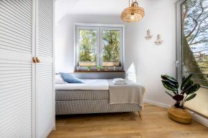 Posteľ alebo postele v izbe v ubytovaní APARTAMENT 20B BLUE MARINE Poddąbie Basen Odkryty Brodziki Plac Zabaw dwie sypialnie + 22 fotografií