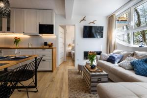 Televízia a/alebo spoločenská miestnosť v ubytovaní APARTAMENT 20B BLUE MARINE Poddąbie Basen Odkryty Brodziki Plac Zabaw dwie sypialnie