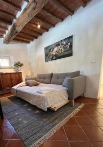 1 dormitorio con 1 cama y 1 sofá en una habitación en Casa le Querce, en Castiglione del Lago