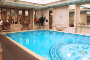 ein großer Pool in einem Hotelzimmer in der Unterkunft Air China Boyue Beijing Hotel in Peking