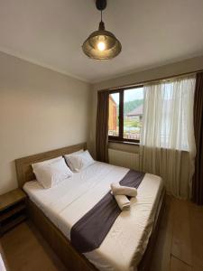 Ένα ή περισσότερα κρεβάτια σε δωμάτιο στο Stay Active Cottage Bakuriani