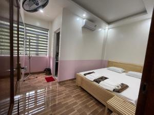 um quarto com uma cama grande e um chuveiro em 75 MOTEL em Ha Giang