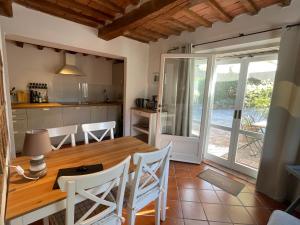 cocina y comedor con mesa y sillas en Casa le Querce, en Castiglione del Lago