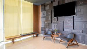 ibis Bengaluru Hebbal - An Accor Brand的电视和/或娱乐中心