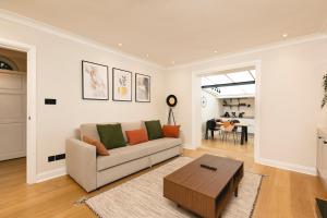 uma sala de estar com um sofá e uma mesa em PenthouseStays Chelsea - Luxury 2 Bedroom Apartment w/King Bed - near King's Road em Londres
