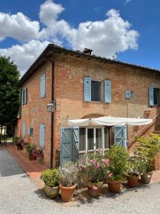 a brick building with plants in front of it at Casa le Querce in Castiglione del Lago