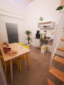 een woonkamer met een tafel en een keuken bij Morandi's in Bologna