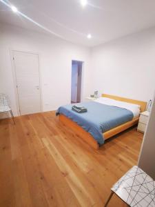 een slaapkamer met een bed en een houten vloer bij Morandi's in Bologna