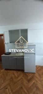 un escritorio con un cartel en una habitación en Stevanovic Smestaj, en Vrnjci