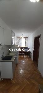 Habitación con cocina con encimera. en Stevanovic Smestaj, en Vrnjci