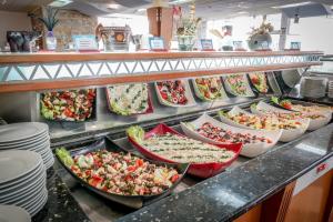 una línea de buffet con muchos tipos diferentes de comida en Hotel Laguna Garden, en Albena