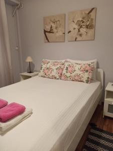 Ένα ή περισσότερα κρεβάτια σε δωμάτιο στο Luxuriously Central Studio in the Heart of Athens