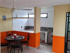 una sala da pranzo con tavolo e una cucina di Excellent Apartment on the Altaomic Floor and Equipped a c, Wifi, Tv a Mérida