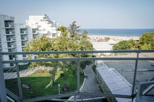 einen Balkon mit Blick auf den Strand in der Unterkunft Hotel Malibu in Albena