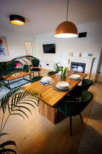 a living room with a wooden table and chairs at Kuća mirne duše in Topola