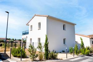 een wit huis met bomen ervoor bij Havre de nature Provence in Morières-lès-Avignon