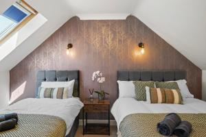 Llit o llits en una habitació de PRIME 3 BED HOUSE to BICESTER OUTLET for 8 People by Platinum Key Properties