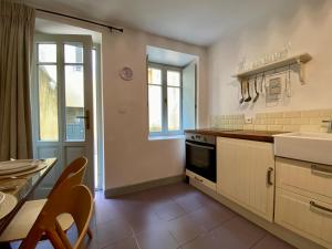 cocina con fregadero, fogones y mesa en Casa Poliglota - 100m de la Cité Médiévale, en Carcassonne 13 fotos más
