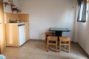 une petite cuisine avec une table et un évier dans l'établissement Laguna Club Lake Resort, à Donji Žabar