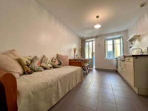 Habitación con cama con almohadas en Casa Poliglota - 100m de la Cité Médiévale, en Carcassonne