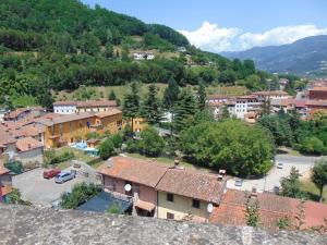 z góry widok na miasto z parkingiem w obiekcie Rustico San Jacopo w mieście Gallicano