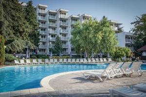 Bazén v ubytování Hotel Sandy Beach nebo v jeho okolí