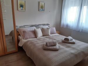 ハイドゥソボスローにあるNyárfa Vendégházのベッドルーム1室(大型ベッド1台、タオル2枚付)