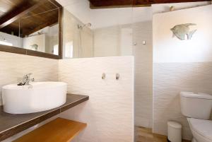 ein Badezimmer mit Waschbecken und Toilette in der Unterkunft Casa Yoaki in Corralejo