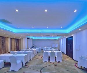 un salón de banquetes con mesas blancas y sillas blancas en Best Western Elyon Colombo, en Colombo