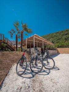 tres bicicletas estacionadas frente a un edificio en Sea Glamping en Kotor