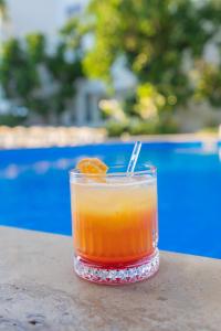 een drankje zittend op een tafel naast een zwembad bij Hotel Caprea in Marmaris