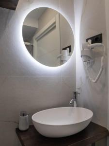 y baño con lavabo blanco y espejo. en Apartamentos Arrigane, en Guernica y Luno