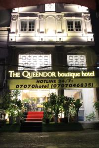 un edificio con un cartel que lee el hotel boutique con vistas en THE QUEENDOR BOUTIQUE HOTEL en Ho Chi Minh