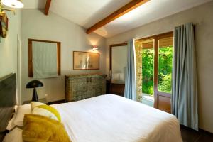 een slaapkamer met een groot wit bed en een raam bij Les chambres SoleLuna Bonifacio in Bonifacio