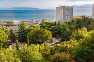 una ciudad con árboles y edificios y el océano en APARTMENT ANNA en Rijeka