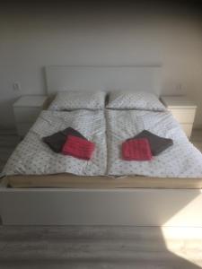 מיטה או מיטות בחדר ב-Apartmány U Pařezáče