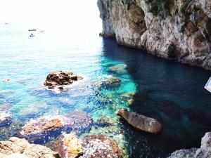 una vista sull'oceano da una scogliera di Villa Isola Bella a Taormina