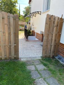 Jardín al aire libre en Gemütliche möblierte Souterrain Wohnung