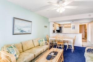 大洋城的住宿－Sea Watch 117，客厅配有沙发和桌子