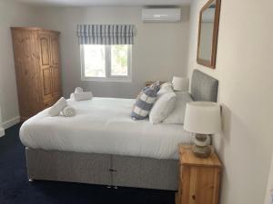 een slaapkamer met een groot wit bed en een raam bij Gresham in Kent