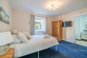 een slaapkamer met een groot wit bed en een raam bij Gresham in Kent